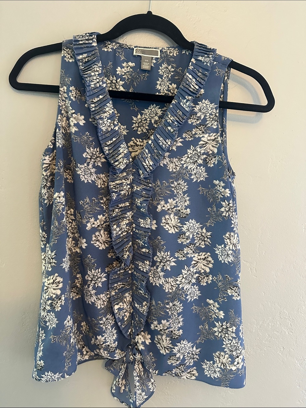 Chelsea28 Blue Floral Ruffled V-Neck Sleeveless Top